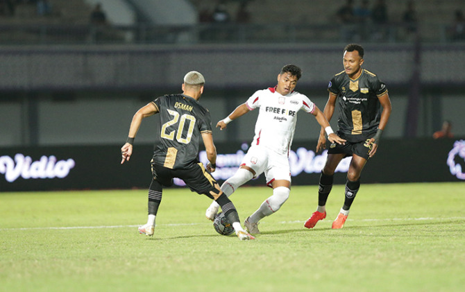 IMBANG: Pertandingan Dewa United vs Persis Solo dalam laga lanjutan Liga 1 di Indomilk Arena Tangerang berakhir seri 1-1. Misi revans Laskar Sambernyawa dalam laga ini gagal. (PERSIS SOLO OFFICIAL)
