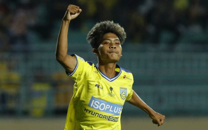 Pemain Gresik United yang dipinjam dari Persebaya Surabaya Dicky Kurniawan melakukan selebrasi setelah mencetak gol ke gawang Persipa pada pertandingan Liga 2 di Stadion Gelora Joko Samudro, Gresik, (27/9). (Angger Bondan/Jawa Pos)