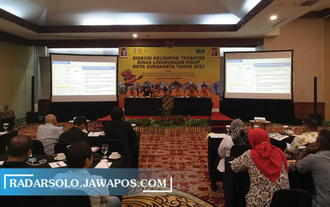 PEMAPARAN: Diskusi kelompok terbatas yang digelar DLH Kota Surakarta di salah satu hotel di Kota Solo, kemarin. (SILVESTER KURNIAWAN/RADAR SOLO)
