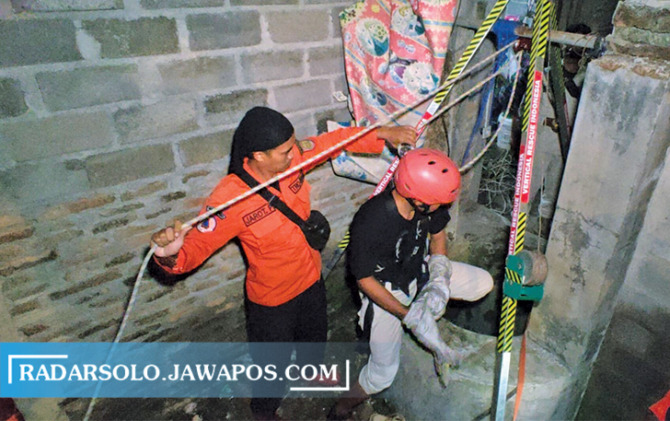 SUKARELA: Tim relawan gabungan BPBD dan damkar evakuasi kucing masuk sumur di Salakan, Teras. (RAGIL LISTIYO/RADAR SOLO)