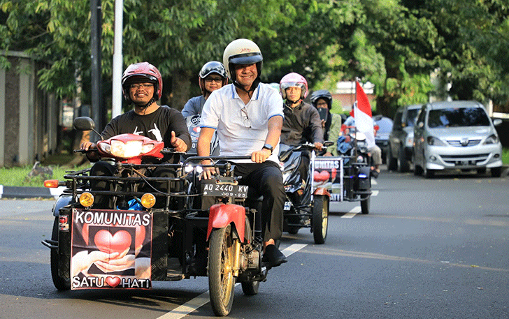 Gubernur Jateng Ganjar Pranowo naik motor roda tiga bersama para penyandang disabilitas tunadaksa yang datang dari Klaten, Senin (30/1).