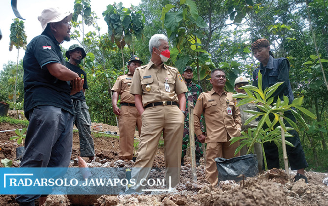MENJANJIKAN: Gubernur Jawa Tengah Ganjar Pranowo didampingi Kepala Dinas Pertanian dan Perikanan Kabupaten Sukoharjo cek lahan porang di Dukuh Tritis, Desa Kemal, Kecamatan Bulu, akhir 2022 lalu. (IWAN KAWUL/RADAR SOLO)