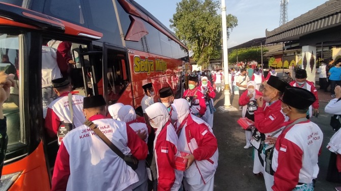 Keberangkatan jamaah haji asal Wonogiri Juni 2022. (IWAN ADI LUHUNG/RADAR SOLO