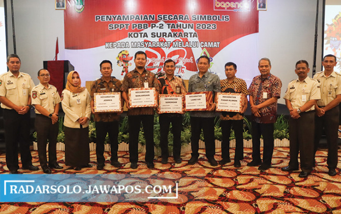SIMBOLIS: Perwakilan lima kecamatan yang hadir dalam penyaluran Surat Pemberitahuan Pajak Terutang (SPPT) Pajak Bumi dan Bangunan Perdesaan dan Perkotaan (PBB-P2) di Solo Paragon Hotel dan Residence, Selasa (24/1/2023) siang. (M. IHSAN/RADAR SOLO)