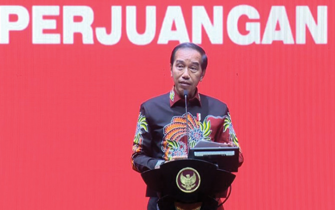 Presiden Joko Widodo sekaligus kader PDIP saat memberikan sambutan pada acara HUT ke-50 PDIP di Jakarta, Selasa (10/1). (ANTARA/Rangga Pandu Asmara Jingga)