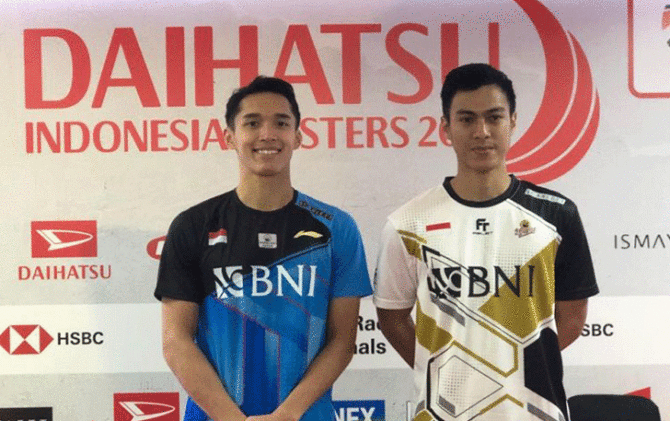Tunggal putra Indonesia, Jonatan Christie (kiri) dan Shesar Hiren Rhustavito (kanan), berfoto bersama setelah melakoni pertandingan babak 16 besar Indonesia Masters 2023 di Istora Senayan, Jakarta, Kamis (26/1). (ANTARA/Roy Rosa Bachtiar)