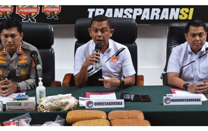 Dirnarkoba Polda Metro Jaya Kombes Pol Mukti Juharsa (tengah) mengungkap penangkapan Kombes YBK yang terjerat kasus narkoba. (Antara)