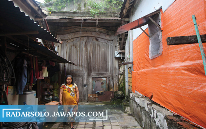 Kondisi rumah di kawasan Baluwarti Kompleks Keraton Kasunanan Surakarta. Di area cagar budaya ini masih banyak terdapat kawasan kumuh. (M. IHSAN/RADAR SOLO)