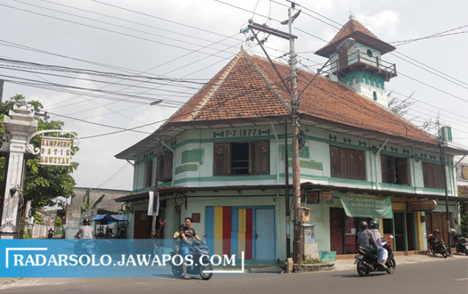 TERAWAT: Kondisi bangunan cagar budaya Langgar Merdeka yang masih terawat dan digunakan masyarakat Laweyan, Solo. (M. IHSAN/RADAR SOLO)