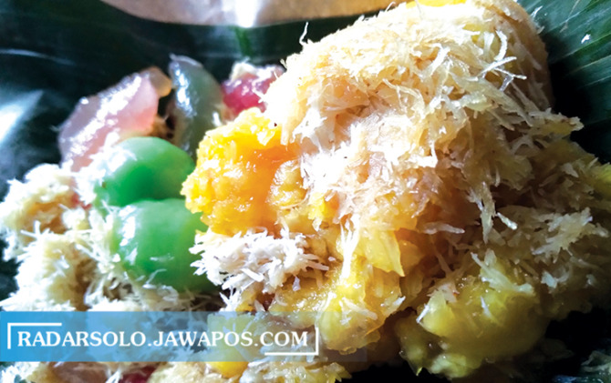 YUMMY: Lenjongan yang dijual di lapak Yu Sum Pasar Gede Solo. (ROSYA LAILA PRADEWI/RADAR SOLO)