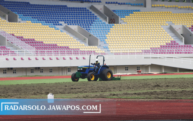 Pekerja sedang memperbaiki Stadion Manahan yang menjadi salah satu venue Piala Dunia U-20. (M. IHSAN/RADAR SOLO)