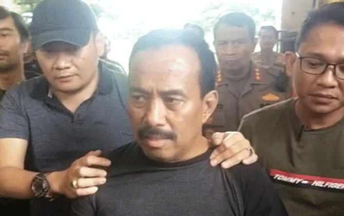 Polisi menggiring mantan Wali Kota Blitar Samanhudi Anwar yang ditetapkan sebagai tersangka kasus pencurian dan kekerasan atau perampokan di rumah dinas Wali Kota Santoso, Jumat (27/1). (ANTARA/Willi Irawan)