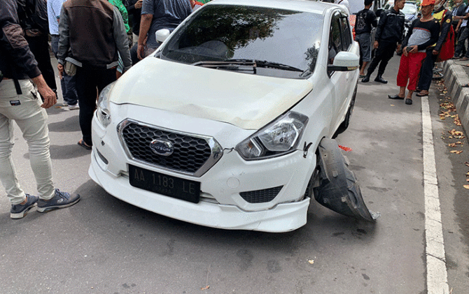 Mobil Nissan Datsun Go Panca yang dikendarai warga Tawangsari usai menabrak kakek pesepeda di Jalan Veteran Alun-Alun Satya Negara, Sukoharjo Kota, Kamis (26/1). (IWAN KAWUL/RADAR SOLO)