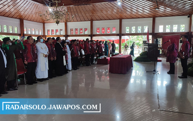 KEJUTAN AWAL TAHUN: Bupati Sragen Kusdinar Untung Yuni Sukowati mengumumkan mutasi pejabat, Senin (2/1/2023). (AHMAD KHAIRUDIN/RADAR SOLO)