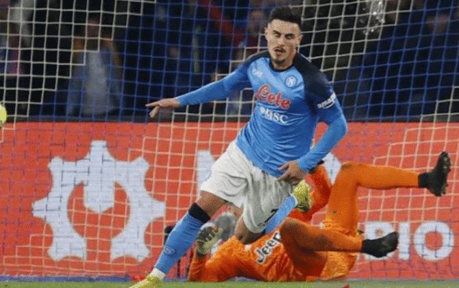 Pemain Napoli Eljif Elmas melakukan selebrasi setelah mencetak gol ke gawang Juventus Pesepak bola Napoli Eljif Elmas melakukan selebrasi setelah mencetak gol ke gawang Juventus dalam laga lanjutan Liga Italia, di Stadion Diego Armando Maradona, Napoli, I