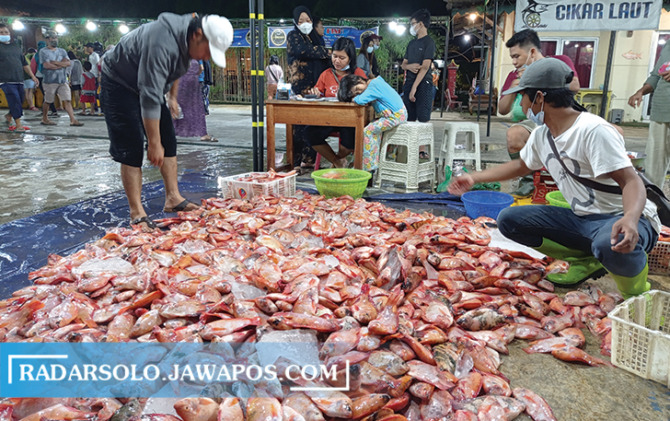 RAMAI: Suasana transaksi jual beli di Pasar Ikan Balekambang. Pengelola pasar ini dipersoal karena diduga melanggar perjanjian kerja sama antara Pemkot dengan KSP. (DOK. RADAR SOLO PHOTO)