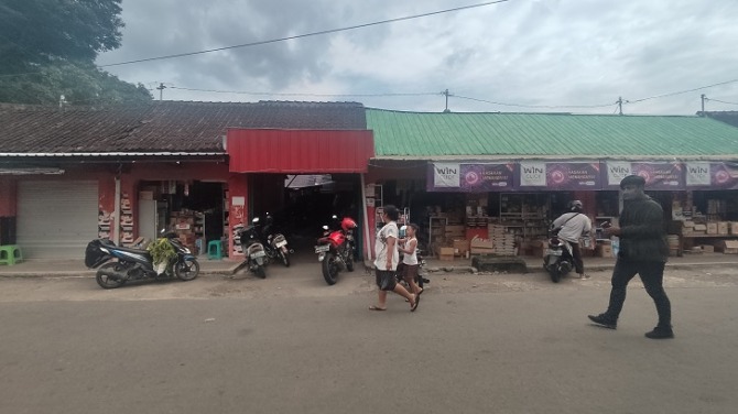 Aktivitas di Pasar Krisak, Rabu (18/1/2023). (IWAN ADI LUHUNG/RADAR SOLO)