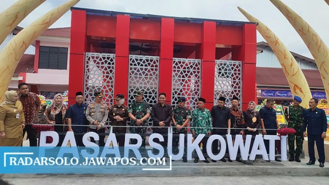 POTONG PITA: Forkompimda Kabupaten Sragen meresmikan Pasar Sukowati, Senin (2/1/2023). Pemkab mulai merencanakan boyongan pedagang ke pasar tersebut. (AHMAD KHAIRUDIN/RADAR SOLO)