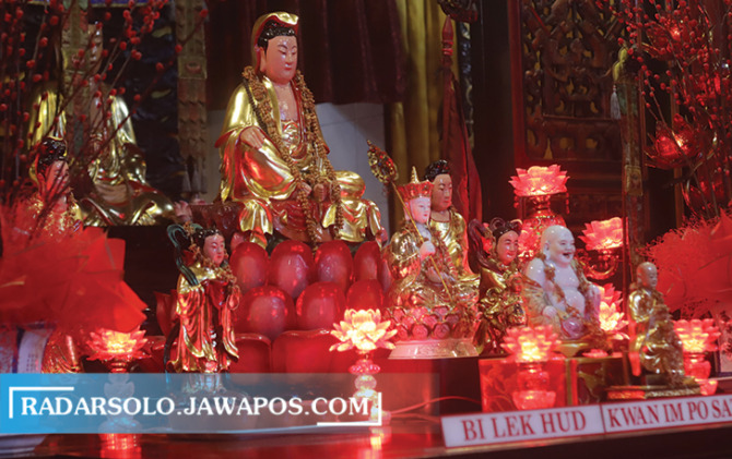 Patung Dewi Kwan Im (atas tengah) di Kelenteng Tien Kok Sie. (M. IHSAN/RADAR SOLO)