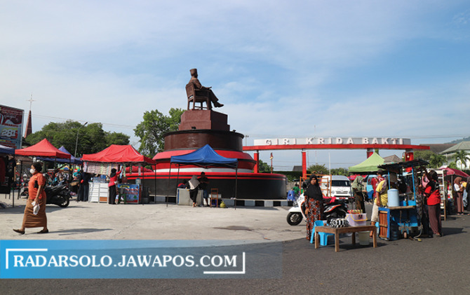 MENGAIS REZEKI: Pedagang CFD di Patung Ir. Soekarno Wonogiri. (IWAN ADI LUHUNG/RADAR SOLO)