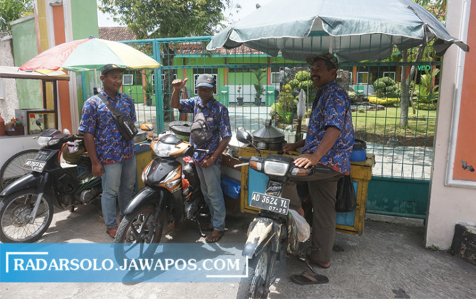 KREATIF: Pedagang Cilok keliling yang menggunakan seragam batik di depan SMA N 1 Wedi. (ANGGA PURENDA/RADAR SOLO)