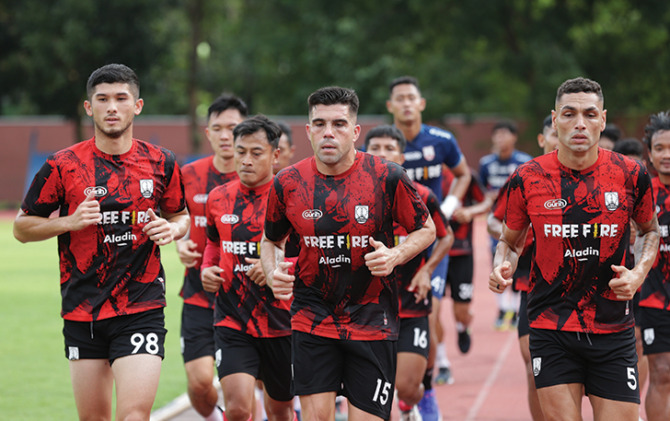 BERKERINGAT KEMBALI: Para pemain Persis Solo menjalani latihan rutin di Stadion UNS, Selasa (3/1). (PERSIS SOLO OFFICIAL)