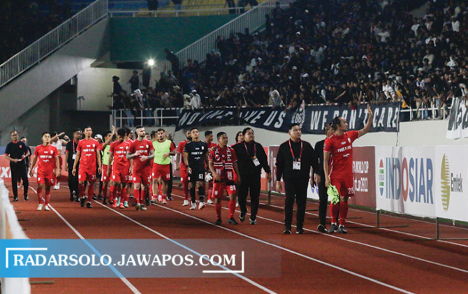 TERANCAM SEPI: Para pemain Persis Solo memberi salam ke arah tribun suporter usai pertandingan di Stadion Manahan, tahun lalu. (M. IHSAN/RADAR SOLO)