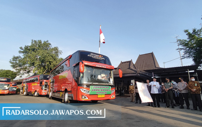 Wabup Wonogiri Setyo Sukarno berangkatkan jamaah haji asal Kota Sukses, Juni 2022 lalu. (IWAN ADI LUHUNG/RADAR SOLO)