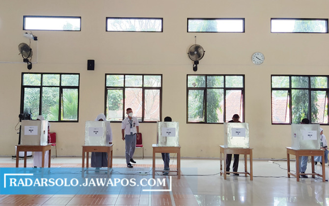 Ilustrasi: Pemilihan OSIS di salah satu sekolah. Lewat kegiatan ini diharapkan siswa mampu mengimplementasikan nilai-nilai demokrasi. (IWAN ADI LUHUNG/DOK. RADAR SOLO)