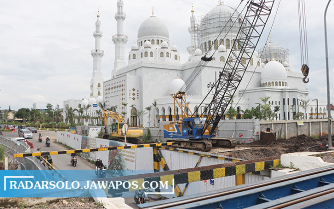 KAWASAN MACET: Viaduk Gilingan bakal diperluas agar bisa diakses kendaraan besar dan untuk mengurai lalu lintas sekitar Masjid Sheikh Zayed.  (M. IHSAN/RADAR SOLO)