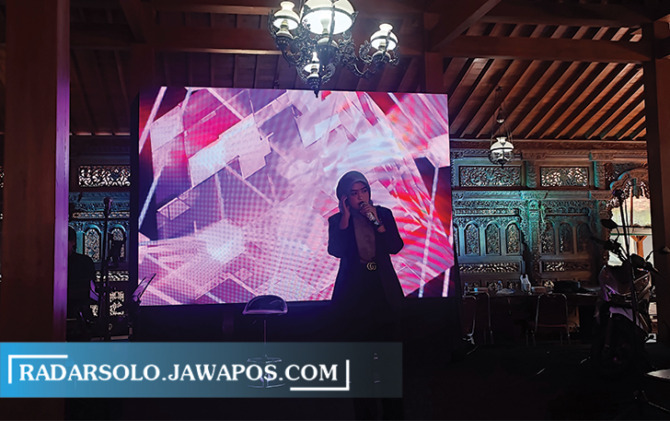 PERFORM: Seorang penyanyi tampil di Sragen, belum lama ini. Pemkab minta usaha karaoke berizin. (AHMAD KHAIRUDIN/RADAR SOLO)
