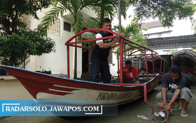 DIPERCANTIK: Pokdarwis Kelurahan Sudiroprajan memperbaiki perahu wisata jelang pembukaan Grebeg Sudiro, 10-30 Januari mendatang. (SILVESTER KURNIAWAN/RADAR SOLO)
