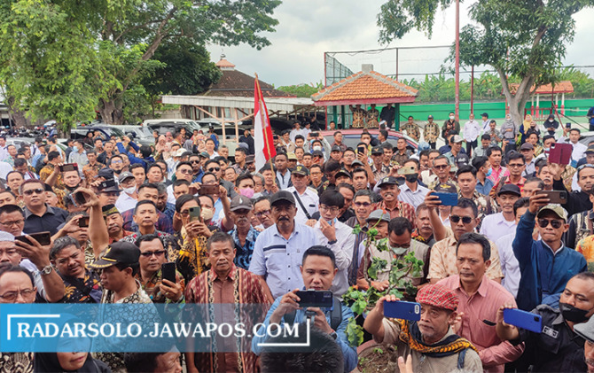 TUNTUT HAK: Perangkat desa se Kabupaten Sragen mendatangi DPRD setempat Kamis (26/1/2023). (AHMAD KHAIRUDIN/RADAR SOLO)