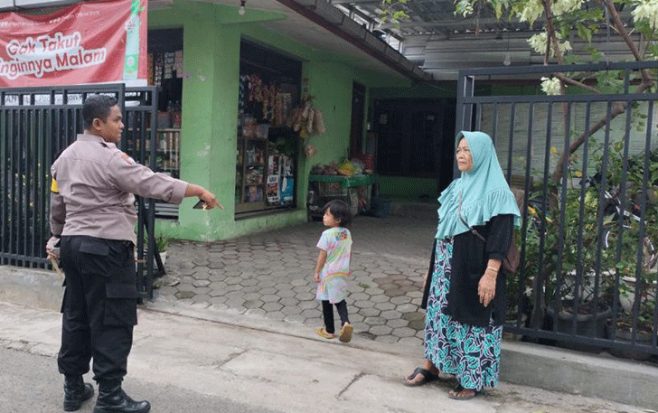 Petugas Polsek Pedurungan mengecek lokasi dugaan percobaan penculikan di Semarang, Selasa (31/1). (ANTARA/Polsek Pedurungan)