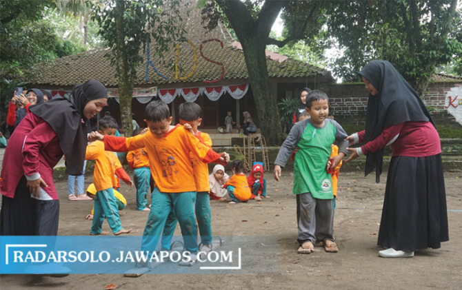 CERIA: Sejumlah siswa SD mengikuti permainan tradisional bakiak di Kampung Dolanan Sidowayah, Polanharjo, Klaten, Jumat (20/1/2023). (ANGGA PURENDA/RADAR SOLO)