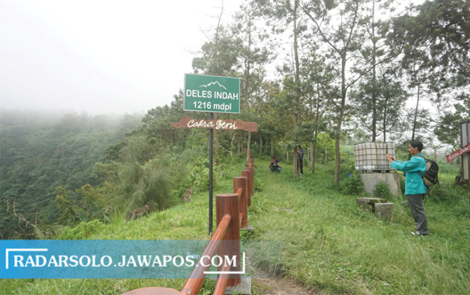 HIBURAN TAMBAHAN: Sejumlah wisatawan memotret kera ekor panjang di kawasan wisata Deles Indah, Sidorejo, Kecamatan Kemalang, Klaten, kemarin (14/1). (ANGGA PURENDA/RADAR SOLO)