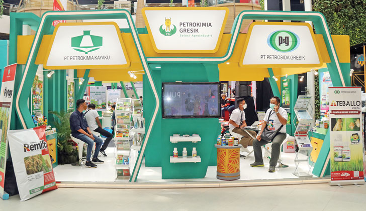 BERJUBEL: Antusiasme  pengunjung di stand  Petrokimia Gresik dalam  pameran IQE. Mereka  mendapatkan informasi dan  edukasi tentang pupuk SNI  untuk keberhasilan pertanian.