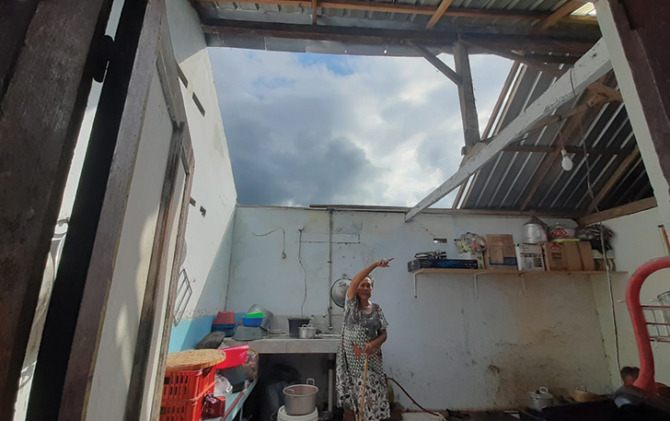 Warga Sambon, Banyudono, Eny Sumariyati menunjukkan atap dapurnya yang hilang terbawa angin puting beliung, Selasa (10/1) siang. (RAGIL L/RADAR SOLO)