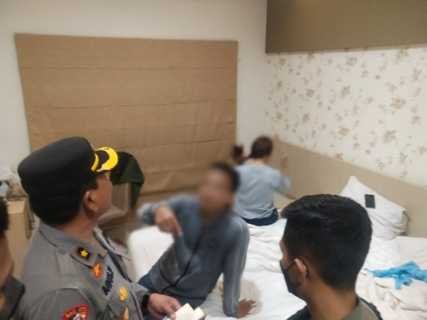 PENYAKIT MASYARAKAT: Salah satu pasangan tak resmi yang terjaring razia Polres Sukoharjo di Grogol, Sukoharjo, Sabtu (14/1/2023). (IWAN KAWUL/RADAR SOLO)