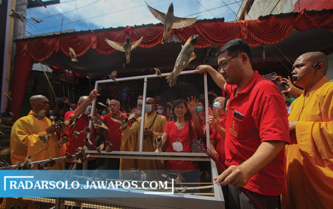 Sebanyak 888 burung Pipit dilepas dalam ritual Pao Oen yang digelar di depan Kelenteng Tien Kok Sie, Minggu (8/1/2023). (M. IHSAN/RADAR SOLO)