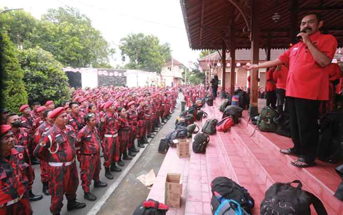 LOYAL DAN MILITAN: ketua DPB PDIP Kota Surakarta FX Hadi Rudyatmo (kanan) saat memberikan instruksi ke anggotanya. (GHANDHEND FOR RADAR SOLO)