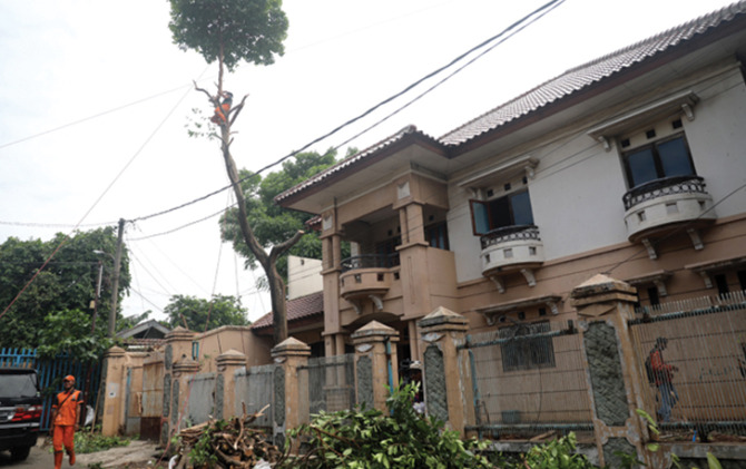 Konidisi rumah mewah terbengkalai milik Ibu Eny di Kompleks PLN Klender, Jalan Peron, Jatinegara, Cakung, Jaktim, setelah dibersihkan. (Dery Ridwansah/JawaPos.com)