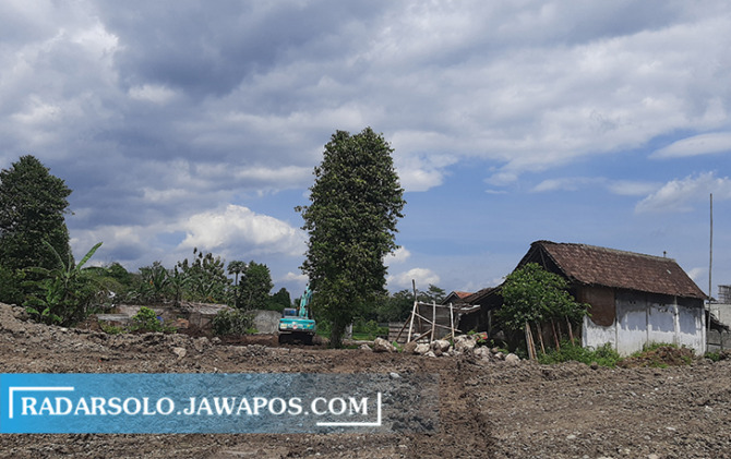 Rumah Sri Dalminah (di tengah-tengah proyek) di Dusun Kliggen, Desa Guwokajen, Sawit yang akan dikonsinyasi Pengadilan Negeri Boyolali. (RAGIL LISTIYO/RADAR SOLO)