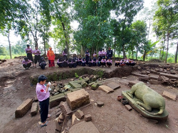 Siswa SMPN 3 Mojosongo Boyolali antusias mencatat penjelasan guru terkait situs Candi Watu Genuk, Kamis (19/1/2023). (RAGIL LISTIYO/RADAR SOLO)