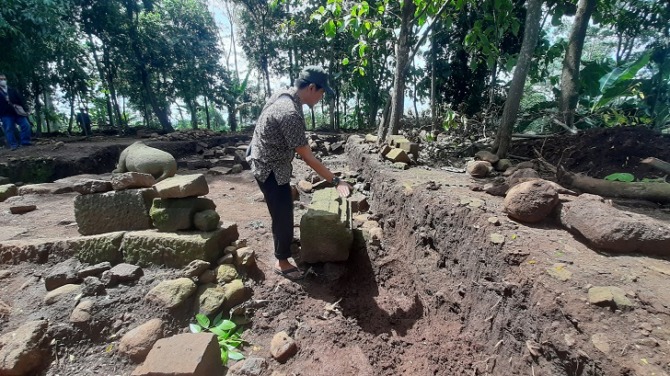 Temuan prasasti di situs Candi Watu Genuk, Desa Kragilan, Kecamatan Mojosongo, Kabupaten Boyolali. (RAGIL LISTIYO/RADAR SOLO)