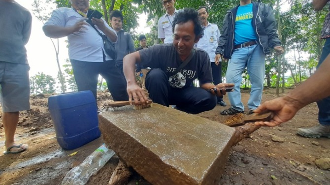 Pembersihan prasasti atau batu tulis dalam ekskavasi tahap ketiga di situs Candi Watu Genuk, Kragilan, Mojosongo, Boyolali, Rabu (11/1/2023). (RAGIL LISTIYO/RADAR SOLO)