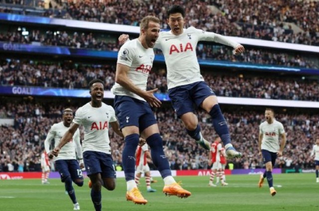 Striker Tottenham Hotspur Harry Kane merayakan gol bersama Son Heung-min dalam pertandingan Liga Inggris antara Tottenham Hotspur dan Arsenal di Stadion Tottenham Hotspur, London, Inggris, Kamis (12/5/2022). (Paul Childs/Action Images/Reuters/Antara)