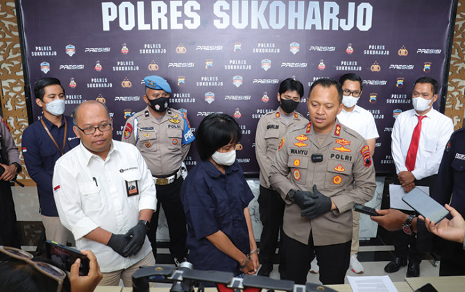 Kapolres Sukoharjo AKBP Wahyu Nugroho Setyawan saat gelar perkara peredaran uang palsu dengan pelaku Restiana, Jumat (6/1). (IWAN KAWUL/RADAR SOLO)