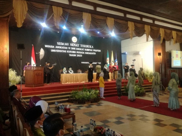 Prosesi wisuda 186 mahasiswa Universitas Kusama Husada Surakarta di Gedung Graha Sabha Buana Solo, Kamis (5/1/2022).  (IST)