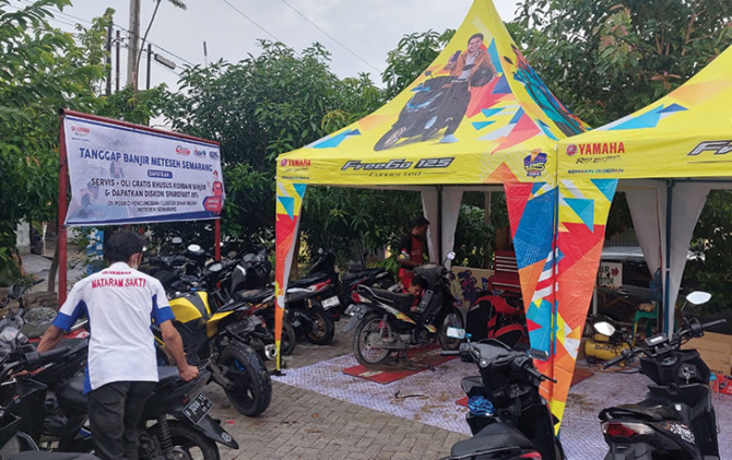 Yamaha menghadirkan posko service gratis untuk korban banjir di Perumahan Dinar Indah, Kelurahan Mateseh, Kecamatan Tembalang, Kota Semarang.